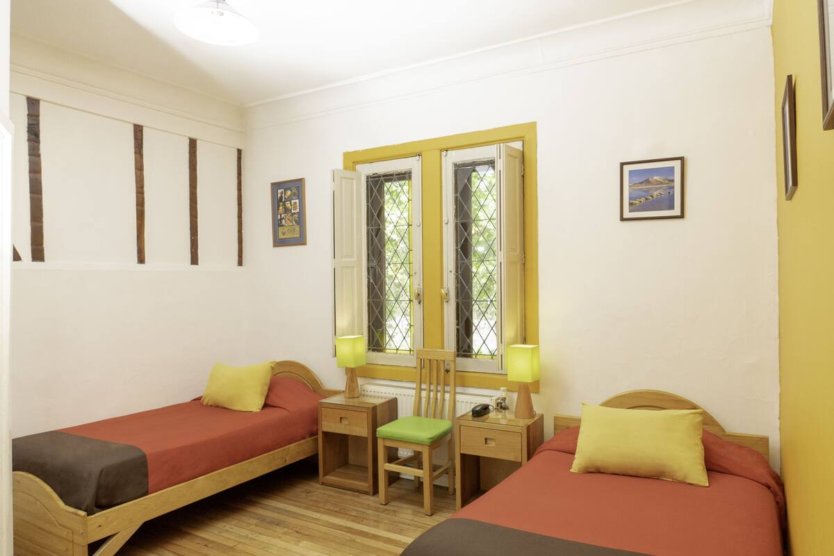 Habitación doble, 2 camas individuales | Caja fuerte, sistema de insonorización, wifi gratis y ropa de cama