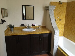 One Double Bed with dressing room, AC , Bath tub | Badezimmer | Dusche, kostenlose Toilettenartikel, Haartrockner, Handtücher