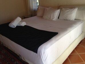 One king Bed with dressing room,  AC , Bath tub & Balcony  | Strykjärn/strykbräda och gratis wi-fi