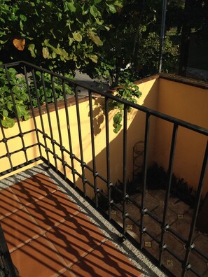 One king Bed with dressing room,  AC , Bath tub & Balcony  | Balkon