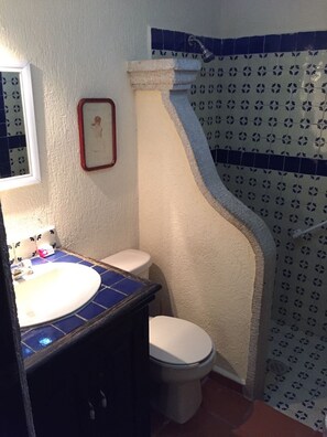 Ducha, artículos de higiene personal gratuitos y secador de pelo