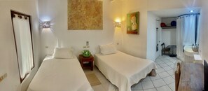 Kamar Double, 2 Tempat Tidur Double | Brankas, setrika/meja setrika, dan Wi-Fi gratis