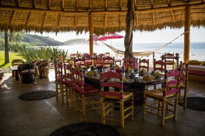 Breakfast, lunch and dinner served - Las Alamandas (Quemaro)
