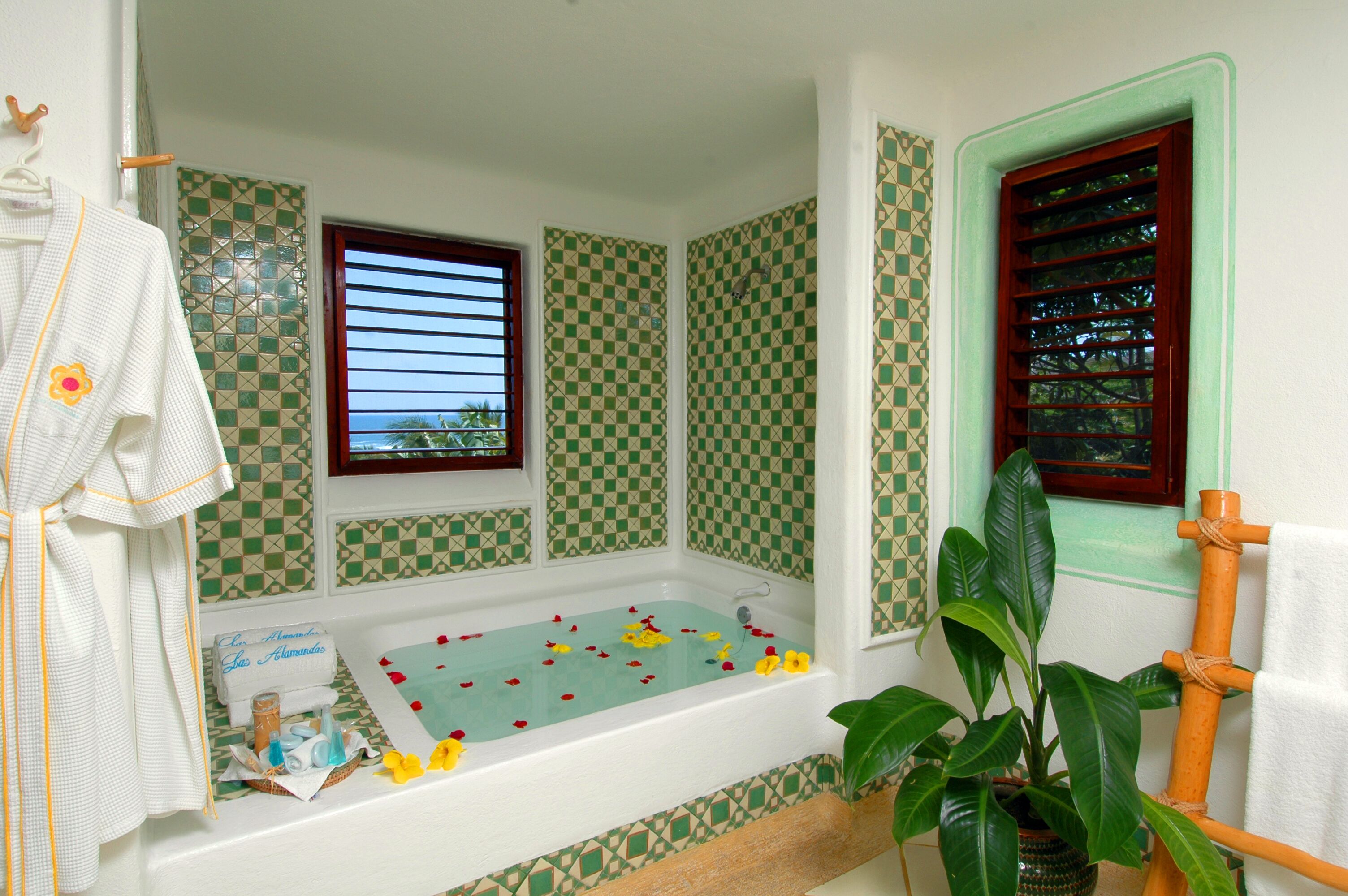 deluxe suite, ocean view | private spa tub