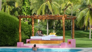 AuĂenpool, geöffnet von 09:00 Uhr bis 21:00 Uhr, Sonnenschirme