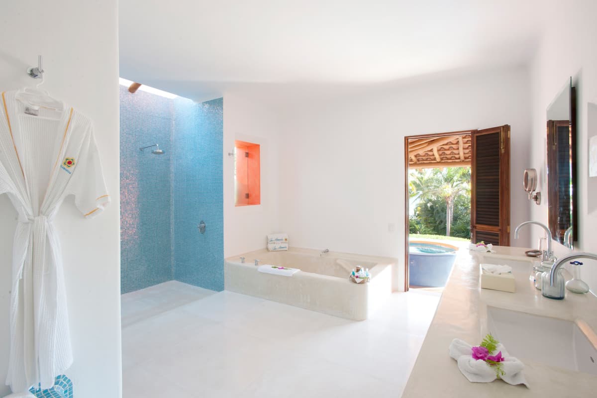 luxury suite, ocean view | bathroom | combined shower/bathtub, deep-soaking bathtub, free toiletries