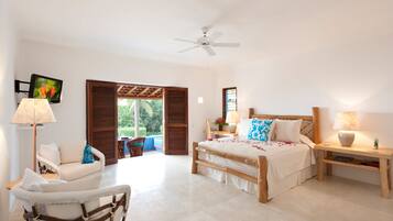 Suite de lujo, vista al océano | 1 habitación, ropa de cama de alta calidad, edredón y minibar