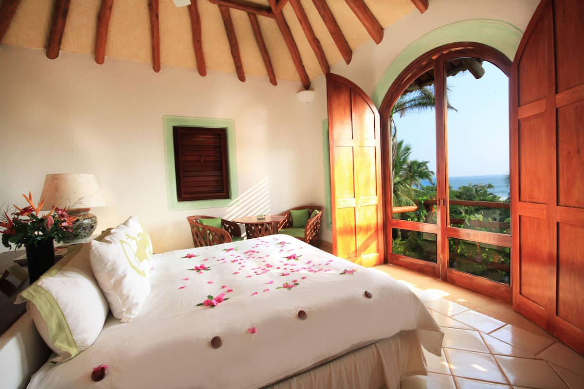 Suite Deluxe, vista al océano | 1 habitación, ropa de cama de alta calidad, edredón y minibar