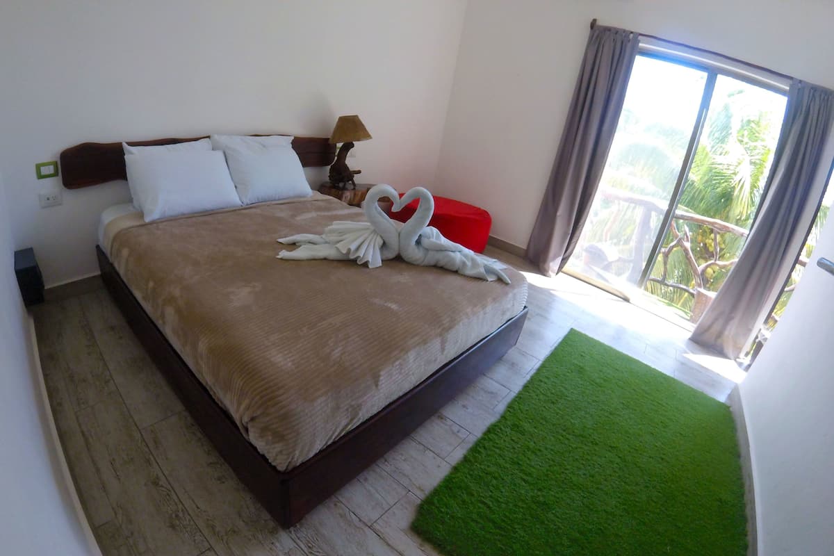 Chambre Double Romantique, 1 grand lit et 1 canapé-lit, balcon, dans la tour | Coffres-forts dans les chambres, fer et planche à repasser