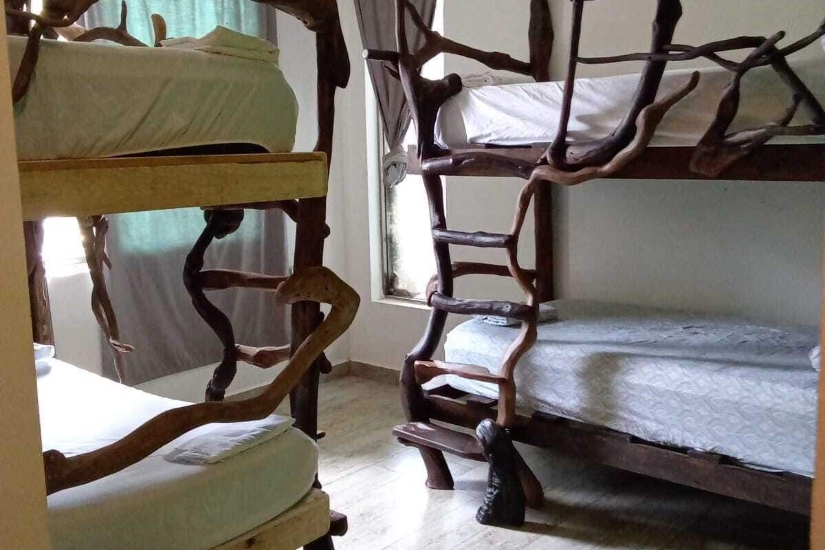 Dortoir Partagé Confort, femmes uniquement | Coffres-forts dans les chambres, fer et planche à repasser