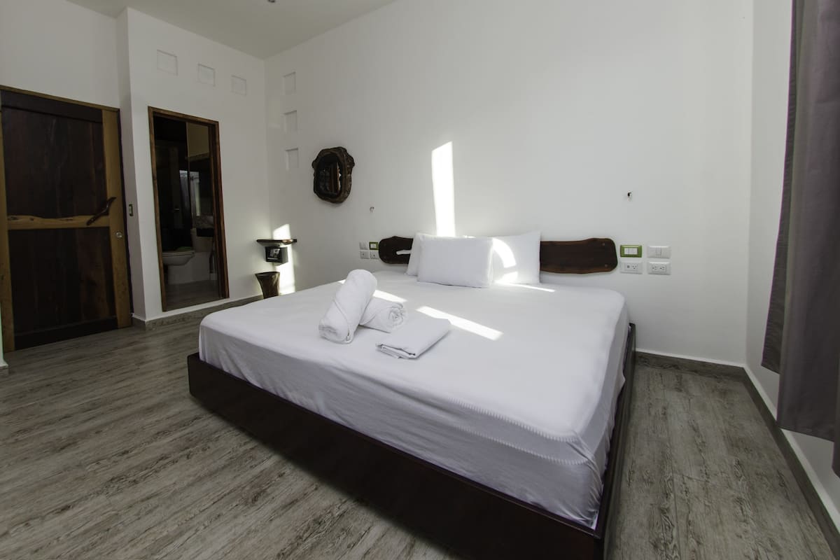 King Room | Coffres-forts dans les chambres, fer et planche à repasser