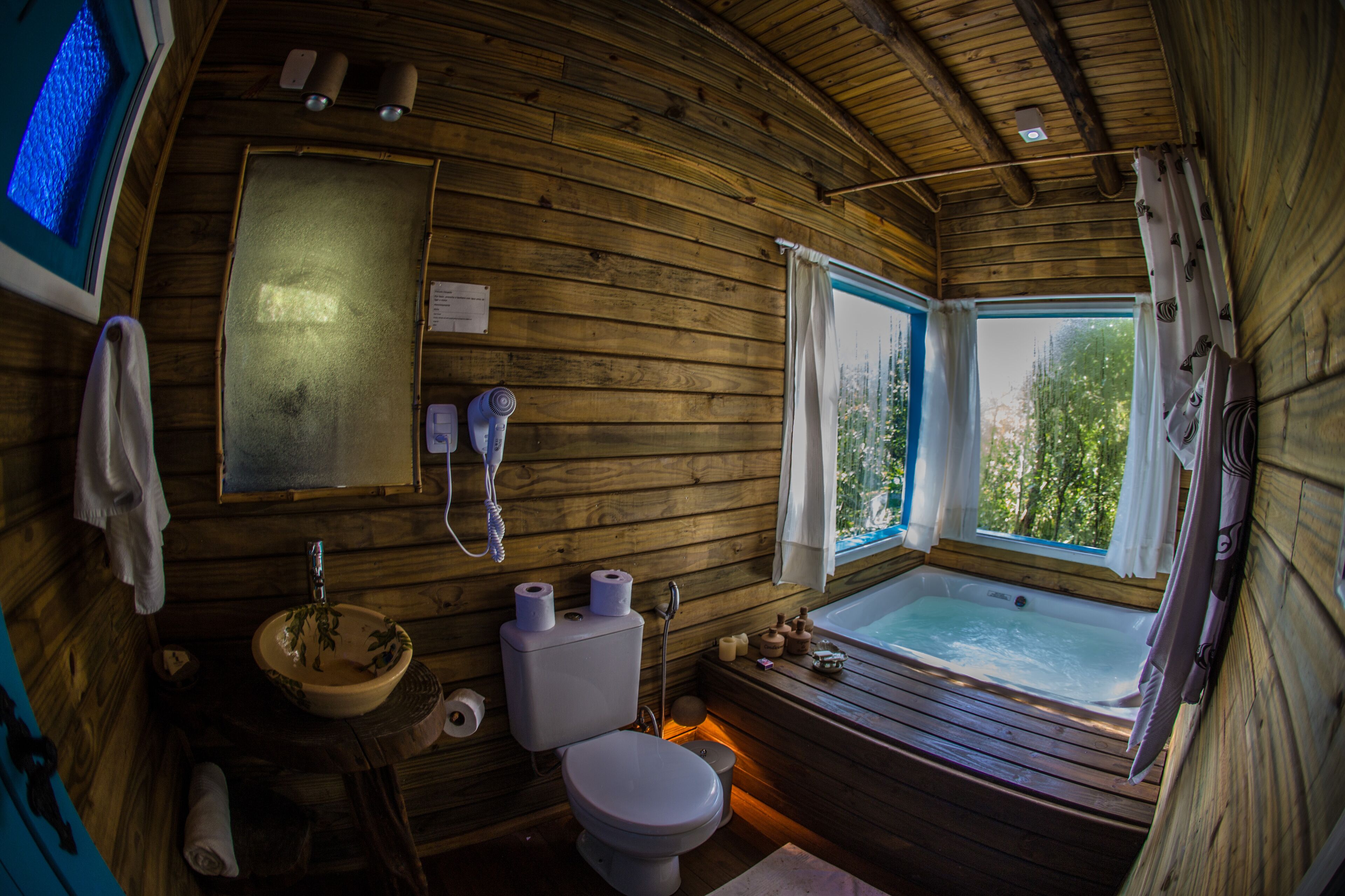 standard cabin | bathroom | free toiletries, hair dryer, bathrobes, towels