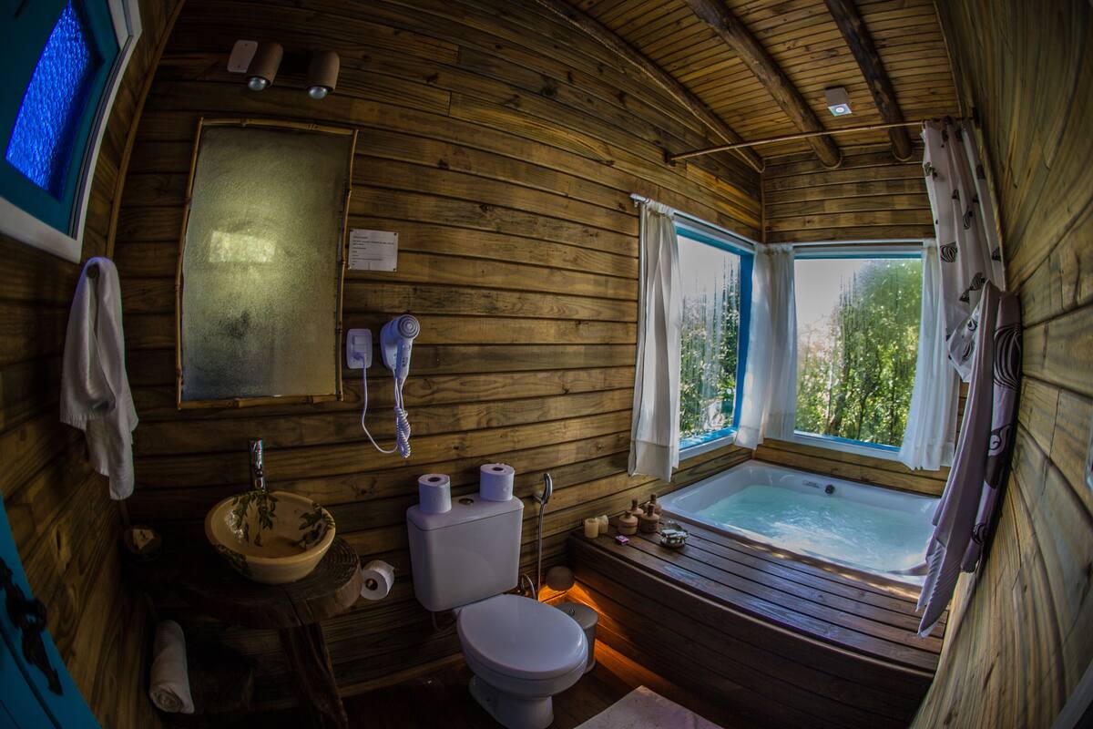 standard cabin | bathroom | free toiletries, hair dryer, bathrobes, towels