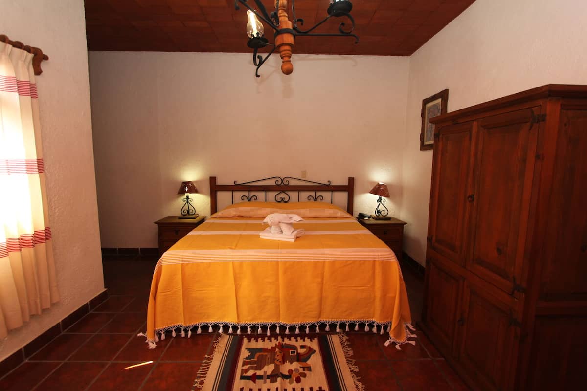 Tabla de planchar con plancha, wifi gratis y ropa de cama