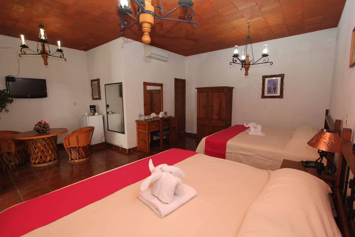Tabla de planchar con plancha, wifi gratis y ropa de cama