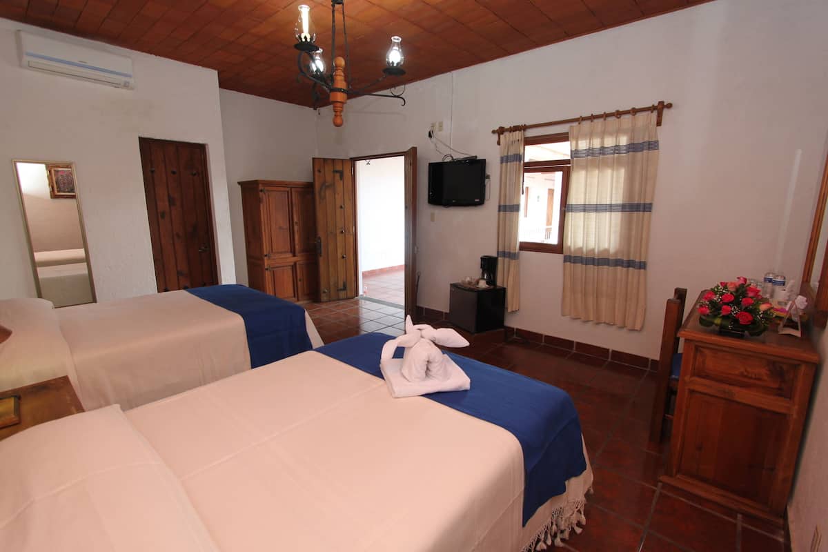 Tabla de planchar con plancha, wifi gratis y ropa de cama