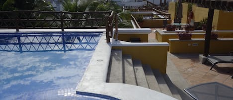 Udendørs pool, åben fra kl. 08.00 til kl. 22.00, liggestole