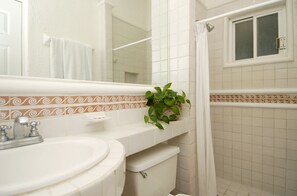 Familie appartement | Badkamer | Een douche, gratis toiletartikelen, een haardroger, handdoeken