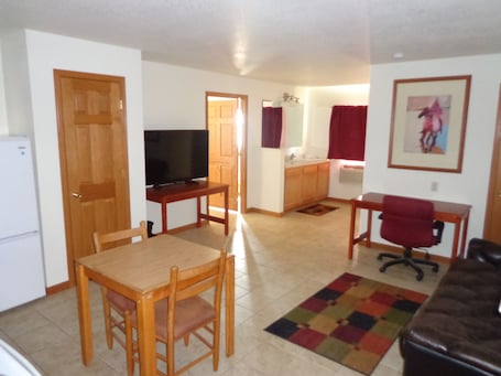 Suíte, 2 quartos | Área de estar | TV de tela plana. El Vu Motel