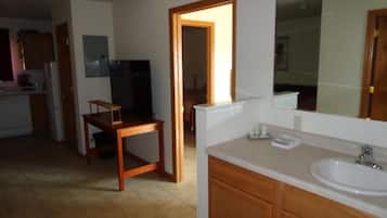 Combined shower/bathtub, free toiletries, towels