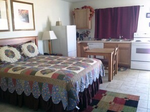 Studio, 1 Queen Bed | Desk, laptop workspace, iron/ironing board, rollaway beds - El Vu Motel (Bowman)