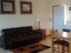 Suite, 2 Bedrooms | Private kitchen | Microwave, coffee/tea maker - El Vu Motel (Bowman)
