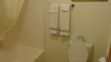 Combined shower/tub, free toiletries, towels