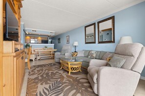 Condo, 2 habitaciones | Área de sala de estar | Televisión y servicios de streaming 