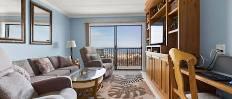 Condo, 2 habitaciones | Área de sala de estar | Televisión y servicios de streaming