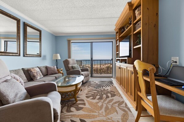 Condo, 2 Bedrooms | Living area