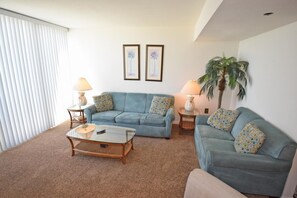 Apartment, 2 Schlafzimmer | Wohnbereich | Fernseher, DVD-Player