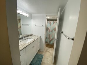Condo, 2 habitaciones | Baño | Toallas 
