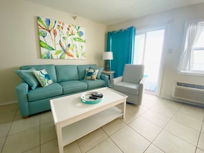 Condo, 1 Bedroom, Balcony, Beachfront (52) | Área de sala de estar | Televisión de pantalla plana y reproductor de DVD 