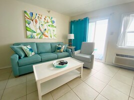 Condo, 1 Bedroom, Balcony, Beachfront (52) | Área de estar | TV de tela plana, DVD player