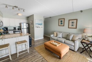 Condo, 1 Bedroom, Balcony, Beachfront (14) | Área de estar | TV de tela plana, DVD player