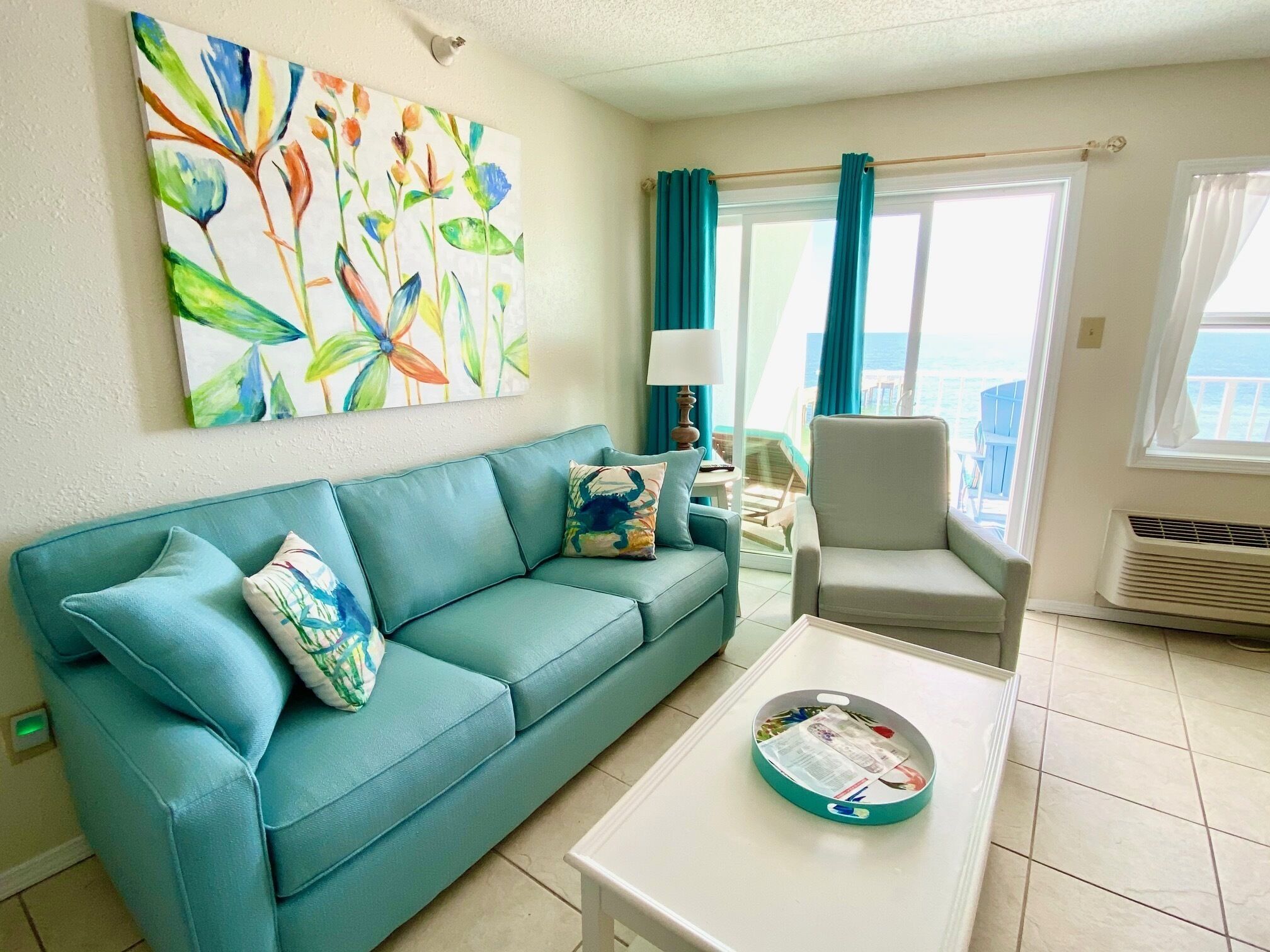 Condo, 1 Bedroom, Balcony, Beachfront (52) | บริเวณนั่งเล่น | ทีวีจอแบน, เครื่องเล่นดีวีดี