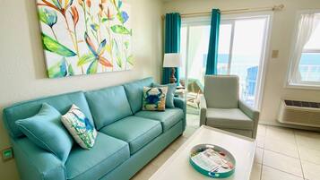 Appartement | Woonruimte | Flatscreentelevisie en een dvd-speler