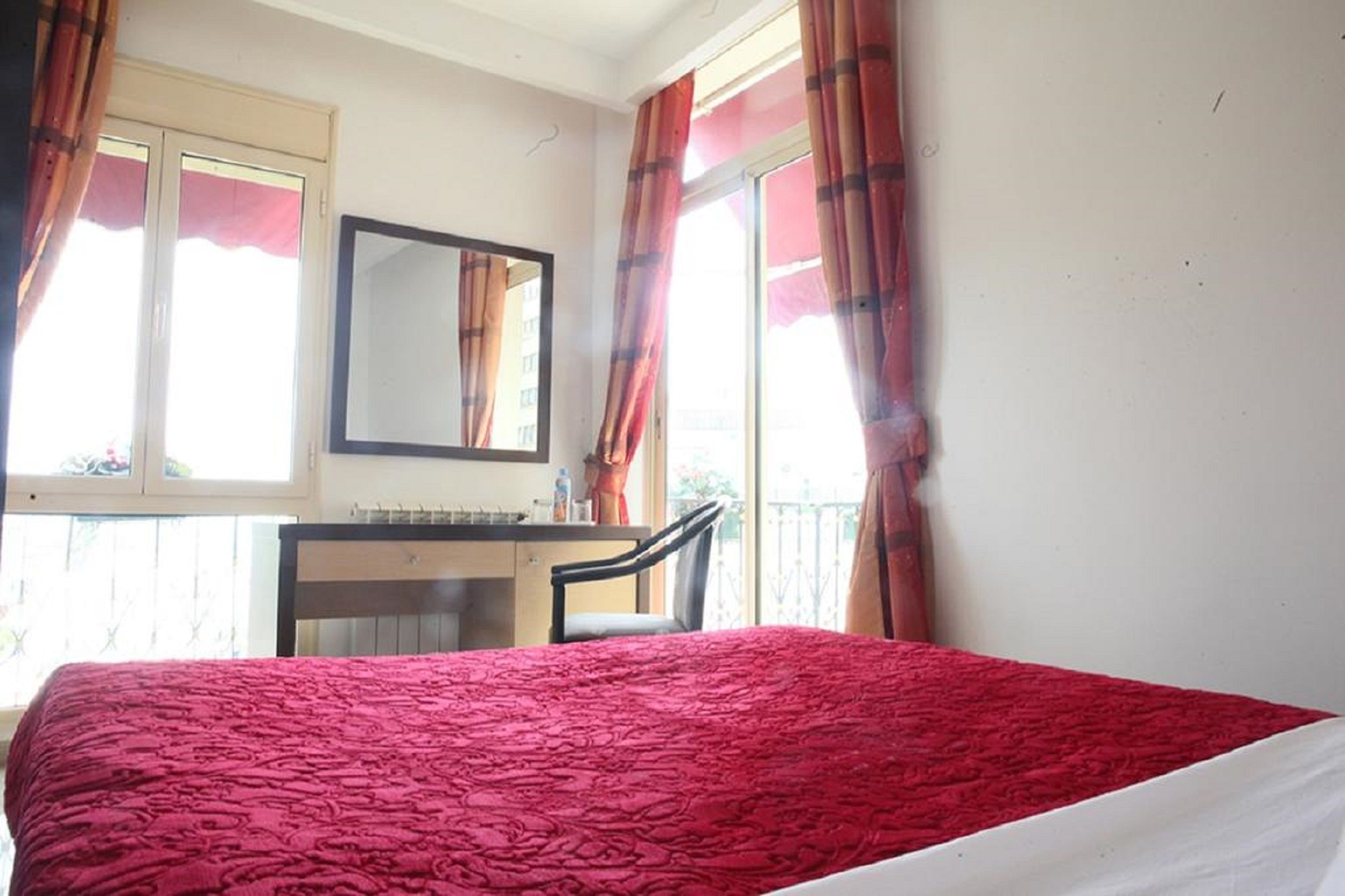 standard single room, 1 single bed | minibar, in-room safe, desk, blackout curtains