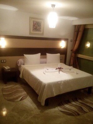 Standaard kamer, 1 twee- of 2 eenpersoonsbedden | Een minibar, een kluis op de kamer, een bureau, verduisterende gordijnen