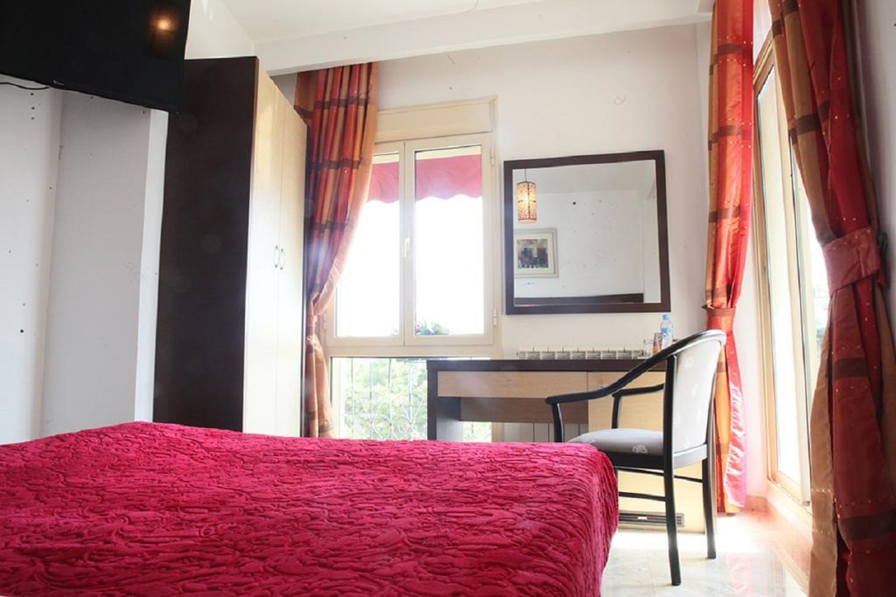 standard single room, 1 single bed | minibar, in-room safe, desk, blackout curtains