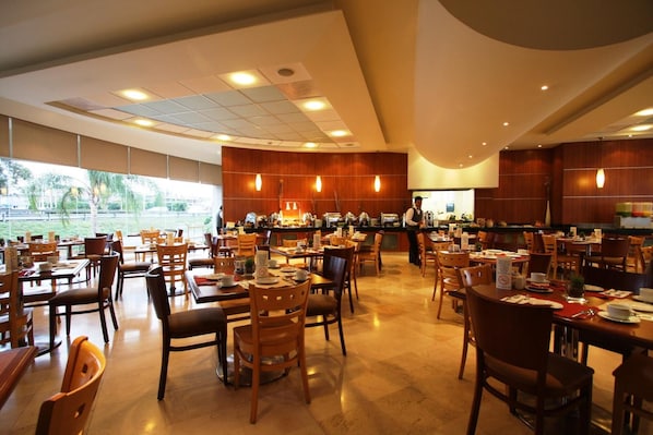 Café da manhã, almoço e jantar; culinária internacional