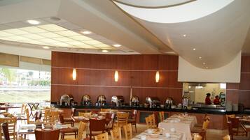 Desayuno buffet (MXN 335 por persona)