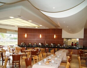 Desayuno buffet diario (MXN 335 por persona)