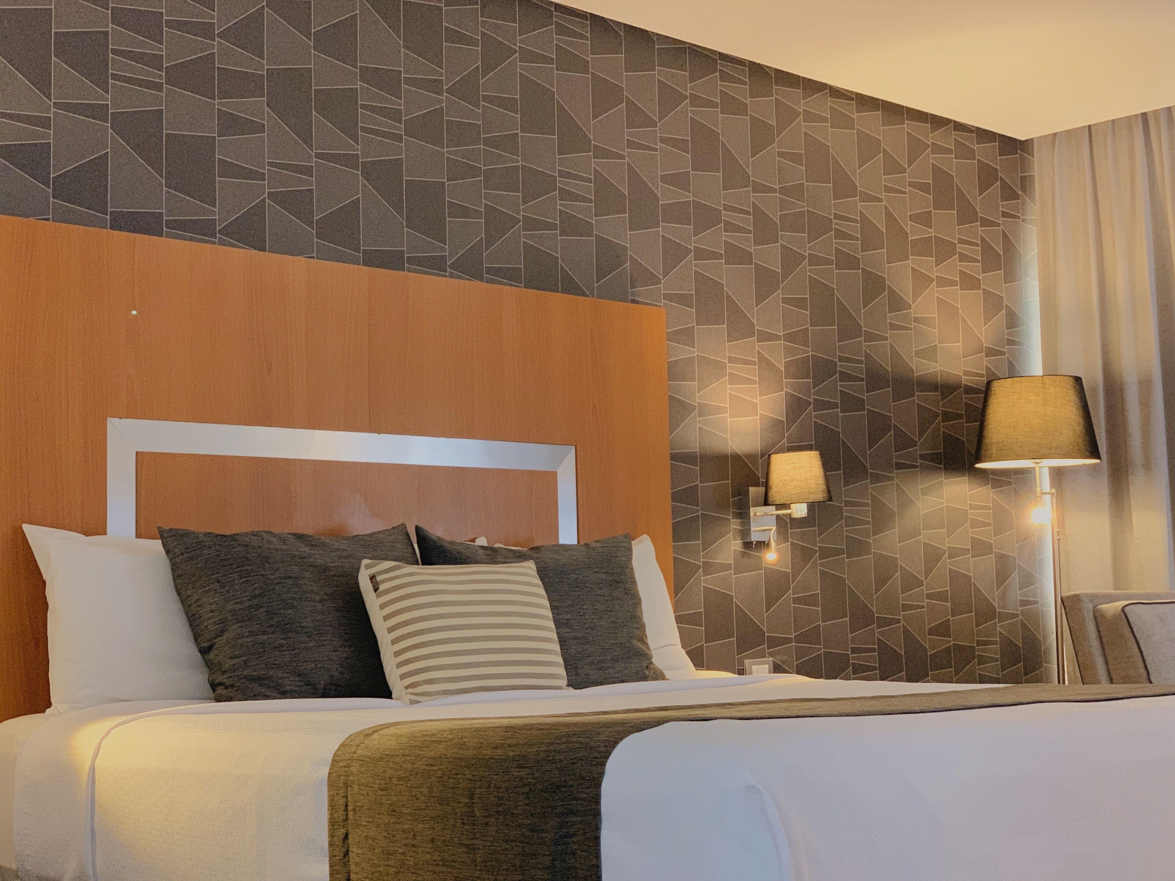 standard room, 1 king bed | in-room safe, desk, soundproofing, iron/ironing board