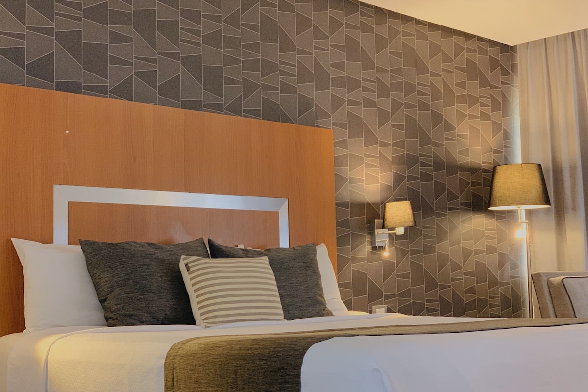 standard room, 1 king bed | in-room safe, desk, soundproofing, iron/ironing board