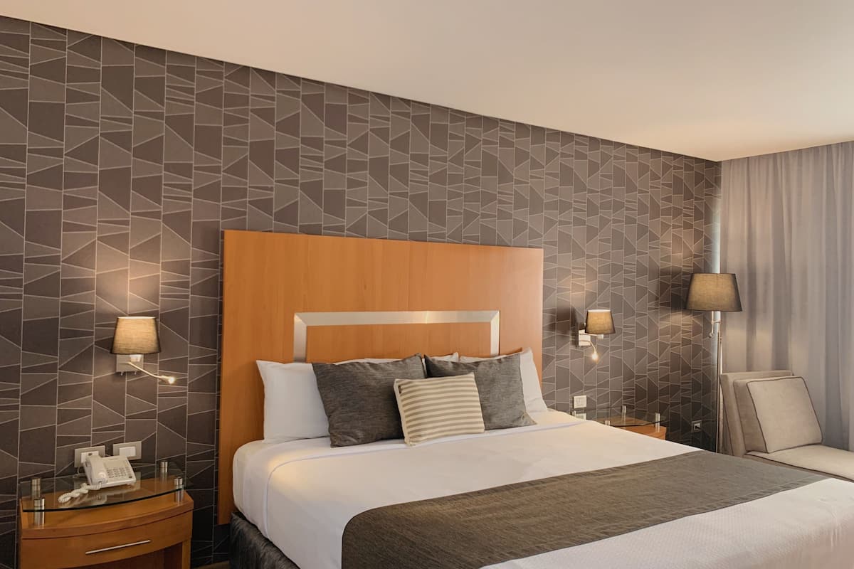 standard room, 1 king bed | in-room safe, desk, soundproofing, iron/ironing board