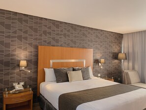 Caja de seguridad en la habitación y escritorio 