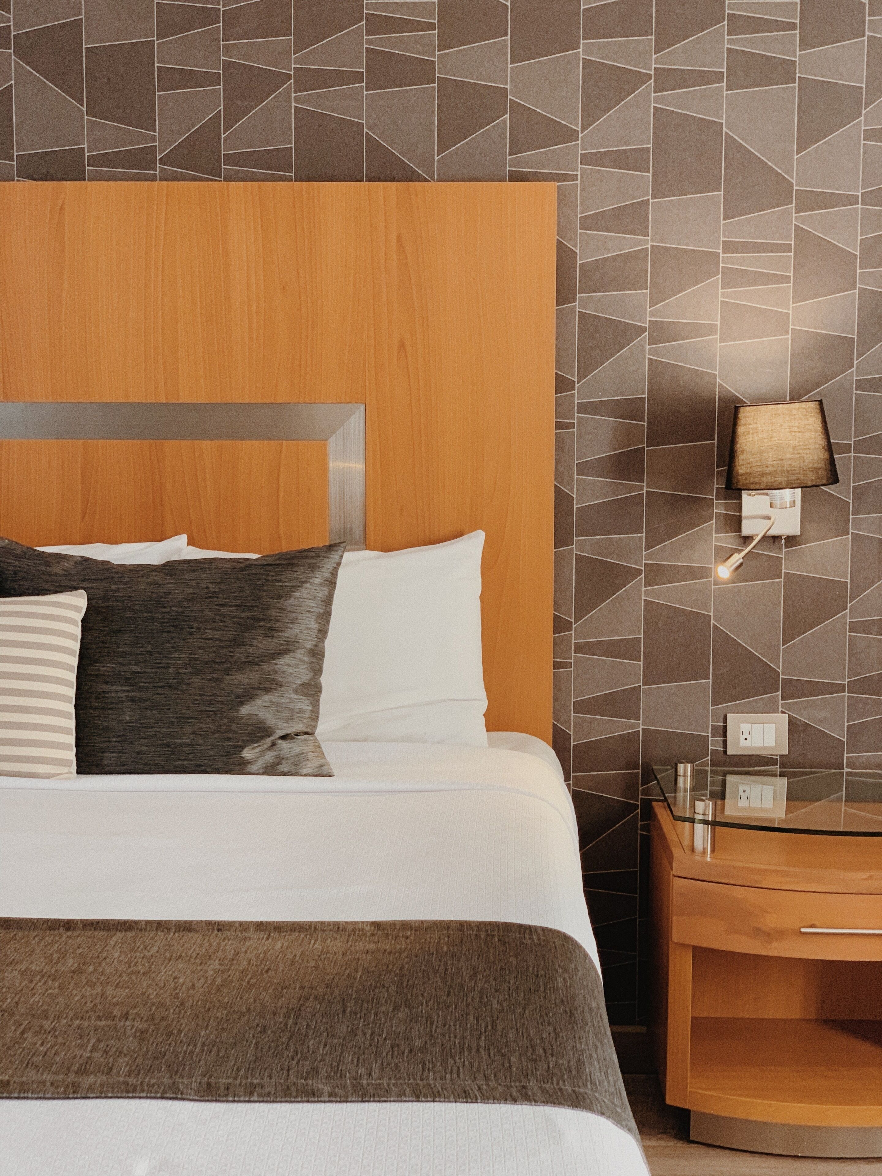 standard room, 1 king bed | in-room safe, desk, soundproofing, iron/ironing board