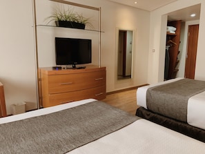 Quarto standard, 2 camas de casal | Cofres nos quartos, escrivaninha, quartos à prova de som