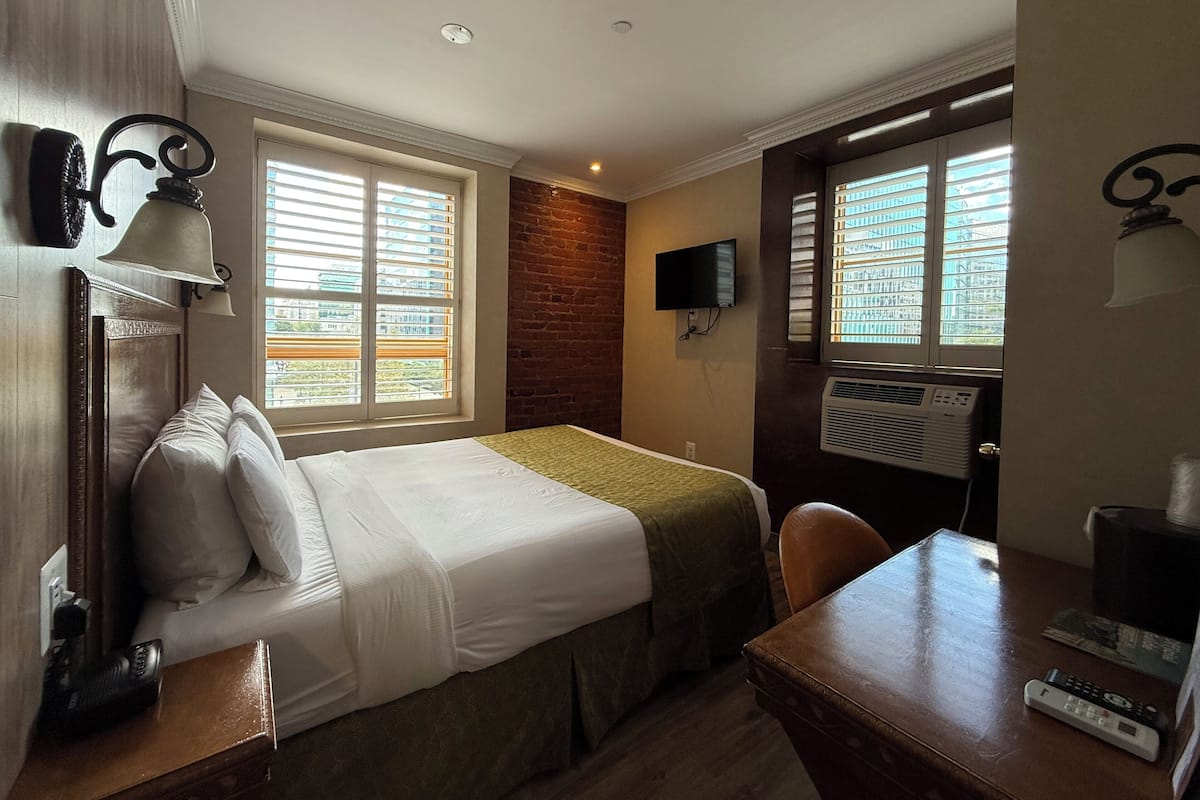 Habitación estándar, 1 cama Queen size, para no fumadores | Ropa de cama de alta calidad y caja de seguridad en la habitación